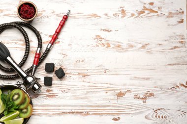 Ahşap arka planda nargile ve meyve parçaları