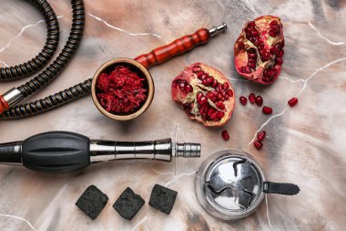 Mermer arka planda nar ve nar parçaları ile kompozisyon