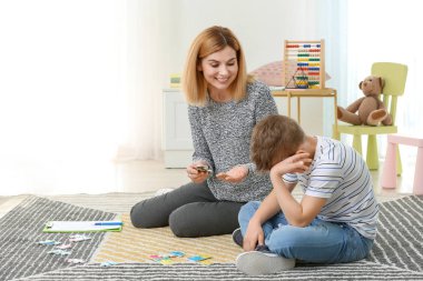 Kadın psikolog Çocuk otistik bozukluk ile çalışma