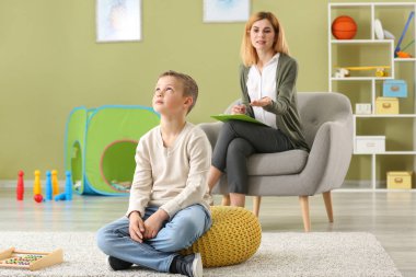 Çocuk psikologu'nın ofisinde otistik bozukluğu olan küçük çocuk