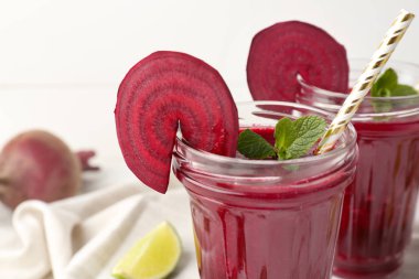 Masada taze pancar smoothie Bardak, closeup