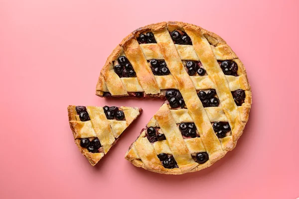 Tasty blueberry pie on color background — Stock Photo, Image