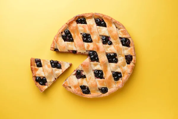 Tasty blueberry pie on color background — Stock Photo, Image