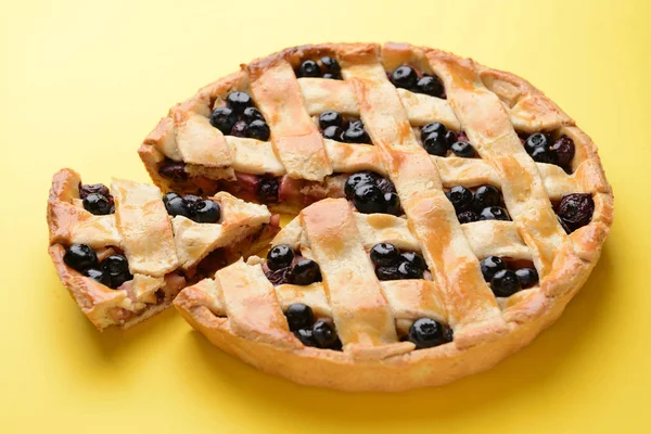 Tasty blueberry pie on color background — Stock Photo, Image