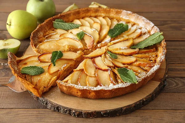 Sabroso pastel de manzana en la mesa de madera — Foto de Stock