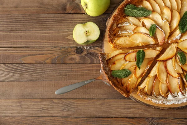 Smakelijke appeltaart op houten tafel — Stockfoto