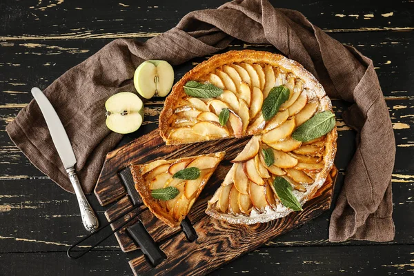 Смачний яблучний пиріг на дерев'яному столі — стокове фото