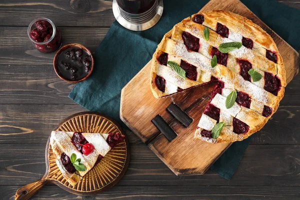 Вкусный вишневый пирог на деревянном столе — стоковое фото