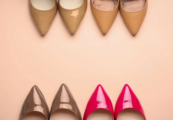 Diferentes elegantes sapatos de salto alto no fundo de cor — Fotografia de Stock