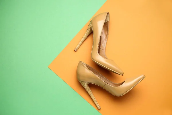 Stijlvolle hoge hakken schoenen op kleur achtergrond — Stockfoto