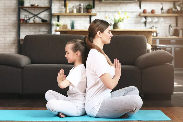 Little girl with her mother meditating at home — Stock Photo, Image