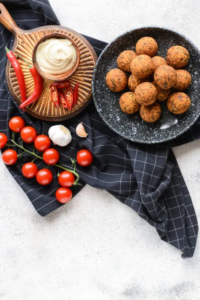 Talíř s chutnými falafelová kuličky a omáčkou na lehkovově stole — Stock fotografie