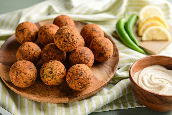 Тарелка с вкусными шариками фалафеля и соусом на столе — стоковое фото