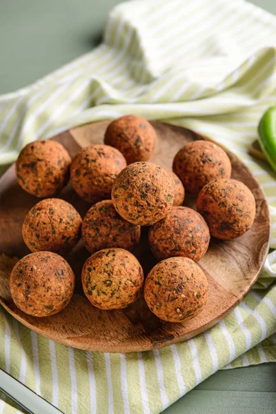 Placa con sabrosas bolas de falafel en la mesa —  Fotos de Stock