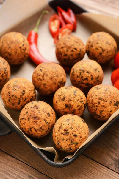Sartén con sabrosas bolas de falafel sobre mesa de madera, primer plano —  Fotos de Stock