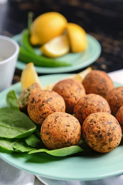 Sabrosas bolas de falafel en el plato, primer plano —  Fotos de Stock