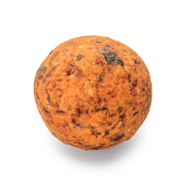 Beyaz arka planda nefis falafel köftesi.