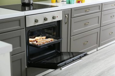 Mutfakta lezzetli ev yapımı pasta ile açık fırın