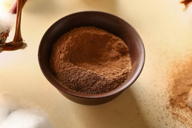 Renkli arka planda kase kozmetik kil