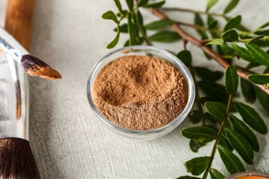 Hafif arka plan üzerinde kozmetik kil ve fırçalar ile Bowl