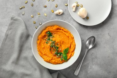 Gri arka planda tatlı patates püresi ile Bowl