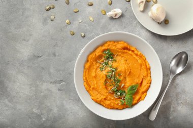 Gri arka planda tatlı patates püresi ile Bowl