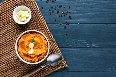 Ahşap arka plan üzerinde tatlı patates püresi ile kompozisyon