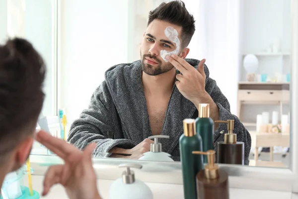 Stilig man tillämpa Clay Mask på hans ansikte hemma — Stockfoto