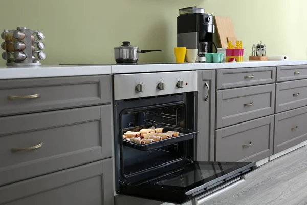 Buka oven dengan pastri buatan sendiri yang lezat di dapur — Stok Foto