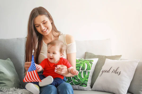 Anya és kisbabám a nemzeti zászló az USA otthon — Stock Fotó