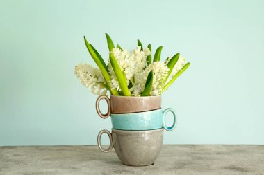 Masada güzel sümbül çiçekleri ile Bardaklar