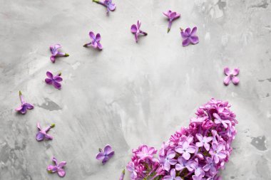 Çerçeve gri arka plan üzerinde güzel leylak çiçekleri yapılmış