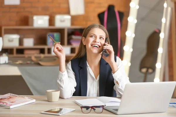 Belle propriétaire d'entreprise féminine travaillant en atelier — Photo