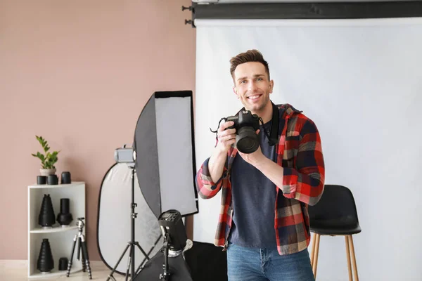 Ung manlig fotograf i studio — Stockfoto