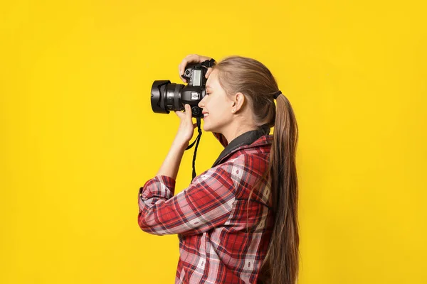 Jovem fotógrafa feminina em fundo de cor — Fotografia de Stock