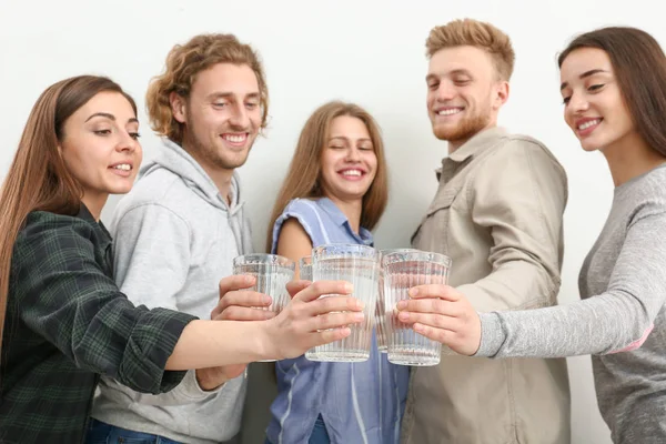 Люди пьют воду на белом фоне — стоковое фото