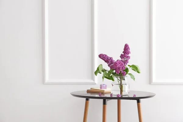 Vase avec de belles fleurs lilas sur la table dans la chambre — Photo