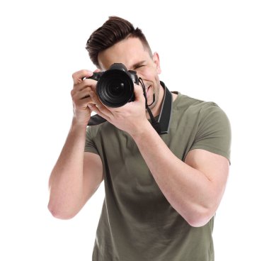 Beyaz arka planda yakışıklı erkek fotoğrafçı