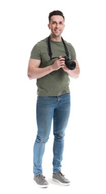 Beyaz arka planda yakışıklı erkek fotoğrafçı