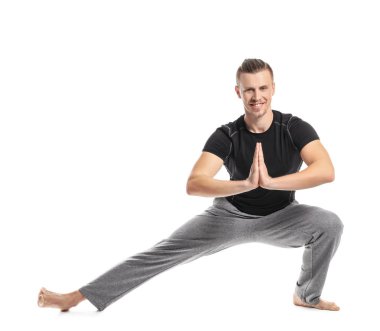 Beyaz arka planda yoga yapan sporcu.