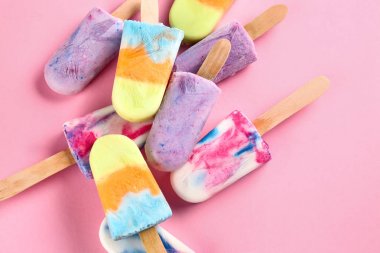 Renkli arka planda lezzetli dondurma