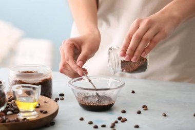 Masada vücut fırçası hazırlayan kadın.