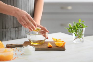 Kadın mutfakta vücut fırçası hazırlıyor.