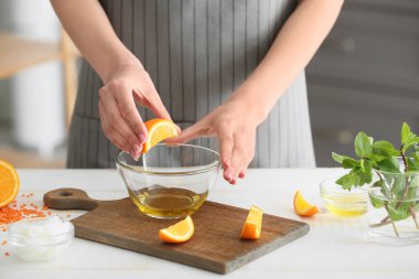 Kadın mutfakta vücut fırçası hazırlıyor.