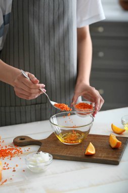 Kadın mutfakta vücut fırçası hazırlıyor.