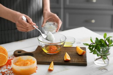 Kadın mutfakta vücut fırçası hazırlıyor.