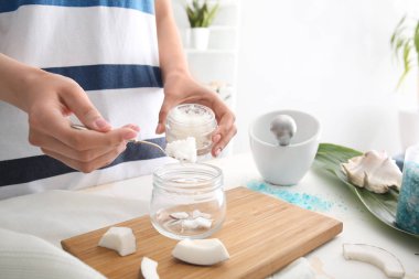 Masada vücut fırçası hazırlayan kadın.