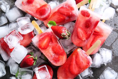 Gri arka planda lezzetli çilekli dondurma.