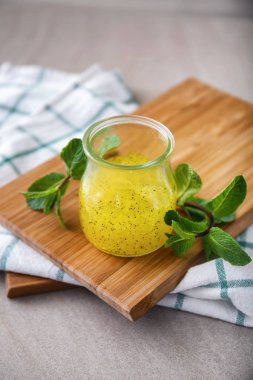 Masaüzerinde vücut scrub ile Kavanoz