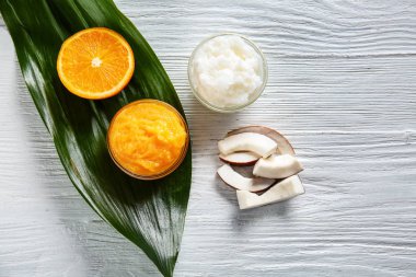 Beyaz ahşap arka plan üzerinde vücut scrub ile Bowls